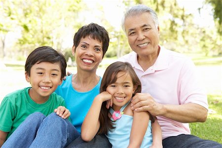 simsearch:400-06097548,k - Portrait Of Grandparents With Grandchildren In Park Photographie de stock - Aubaine LD & Abonnement, Code: 400-06097547