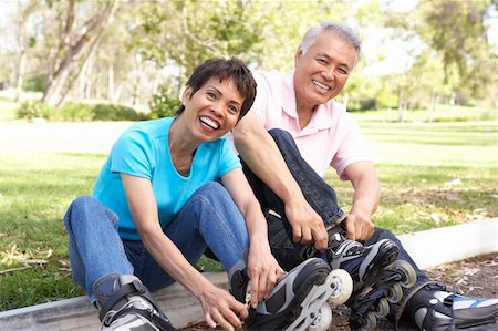 Senior Couple Putting On In Line Skates In Park Stock Photo - Budget Royalty-Free & Subscription, Code: 400-06097568