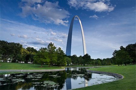 st louis arch - Gateway Arch, trees, and lake in the Jefferson National Expansion Memorial in St. Louis, MO Stock Photo - Budget Royalty-Free & Subscription, Code: 400-06099019