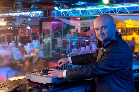 dancing on tables - DJ behind the control panel vinyl records Foto de stock - Super Valor sin royalties y Suscripción, Código: 400-06099715