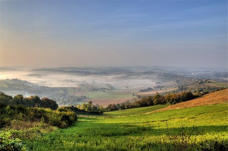 simsearch:400-08290194,k - Morning fog in green valley, Kalnik, Croatia Photographie de stock - Aubaine LD & Abonnement, Code: 400-06099857