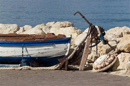 doca seca - Old wooden boat, rusty anchor, chain and ropes Foto de stock - Royalty-Free Super Valor e Assinatura, Número: 400-06099864