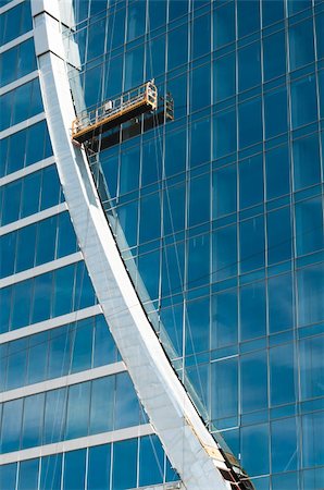 simsearch:400-04573514,k - The glass wall of office building with windows and construction lift Foto de stock - Royalty-Free Super Valor e Assinatura, Número: 400-06090184