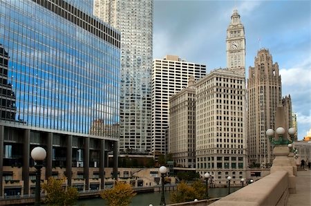 look at today's Chicago,reflected in the windows of buildings Foto de stock - Super Valor sin royalties y Suscripción, Código: 400-06090413