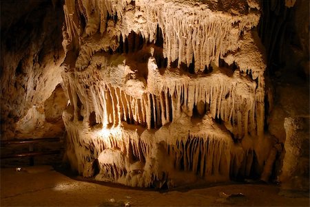 estalactita - stalactites and stalagmites in Resava Cave in Serbia Foto de stock - Super Valor sin royalties y Suscripción, Código: 400-06090427