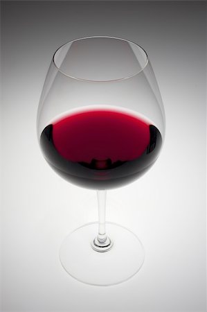 simsearch:400-04279337,k - Red wine glass back lit on white Foto de stock - Super Valor sin royalties y Suscripción, Código: 400-06090696