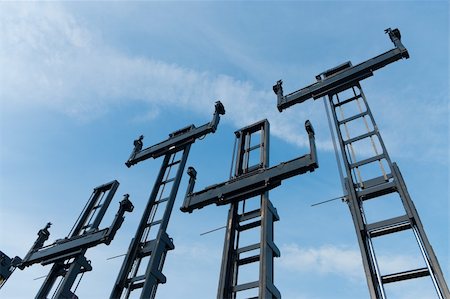 simsearch:632-01784419,k - several forklifts for containers against a blue sky Photographie de stock - Aubaine LD & Abonnement, Code: 400-06091247