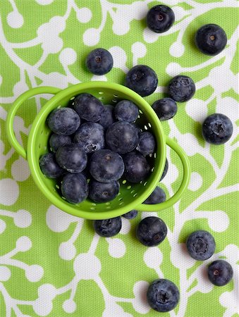 spilt fruit - Fresh Modern Blueberries in a Vibrant Green Colander. Foto de stock - Super Valor sin royalties y Suscripción, Código: 400-06091467