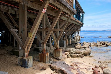 The foundation and supports of a large wooden pier along the coast in Monterey California Foto de stock - Super Valor sin royalties y Suscripción, Código: 400-06091571