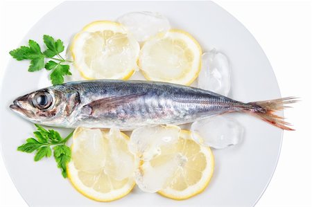 sergioua (artist) - Mackerel in a dish with lemon and parsley. On a white background. Photographie de stock - Aubaine LD & Abonnement, Code: 400-06092284