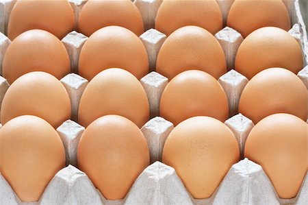 egg carton - Closeup of many fresh brown eggs in carton tray Photographie de stock - Aubaine LD & Abonnement, Code: 400-06092550