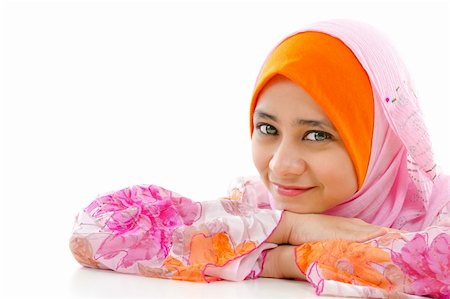 simsearch:400-06142860,k - Pretty muslim woman smiling, on white background Fotografie stock - Microstock e Abbonamento, Codice: 400-06092788