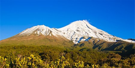 egmont national park - Mt Egmont or Mt Taranaki, New Zealand, covered in snow, against a beautiful blue sky Photographie de stock - Aubaine LD & Abonnement, Code: 400-06093025