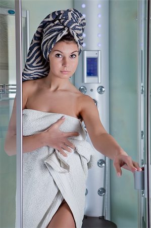 simsearch:400-04184608,k - Beautiful smiling girl after a shower in a white towel Stockbilder - Microstock & Abonnement, Bildnummer: 400-06093948