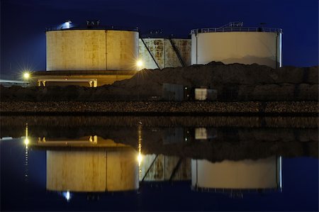 simsearch:400-04897402,k - Oil Tanks  a late night reflected on the water Photographie de stock - Aubaine LD & Abonnement, Code: 400-06104447