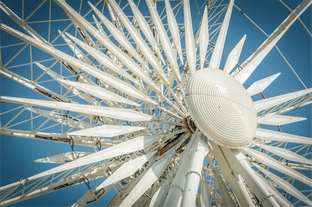 sich drehen - theme park ferris wheel detail against a blue sky Photographie de stock - Aubaine LD & Abonnement, Code: 400-06104595