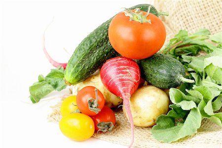 simsearch:400-05939266,k - divers légumes (tomates, radis, concombres) sur un fond blanc Photographie de stock - Aubaine LD & Abonnement, Code: 400-06104643