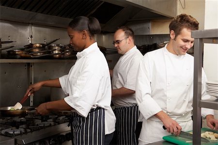 simsearch:400-06105151,k - Team Of Chefs Preparing Food In Restaurant Kitchen Foto de stock - Super Valor sin royalties y Suscripción, Código: 400-06105147