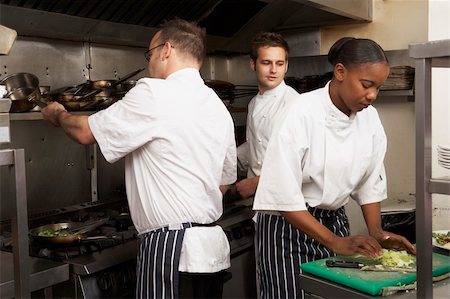 simsearch:400-06105151,k - Team Of Chefs Preparing Food In Restaurant Kitchen Foto de stock - Super Valor sin royalties y Suscripción, Código: 400-06105149