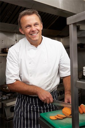 simsearch:400-06105151,k - Male Chef Preparing Vegetables In Restaurant Kitchen Foto de stock - Super Valor sin royalties y Suscripción, Código: 400-06105154