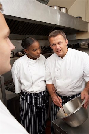 simsearch:400-06105151,k - Chef Instructing Trainees In Restaurant Kitchen Foto de stock - Super Valor sin royalties y Suscripción, Código: 400-06105159