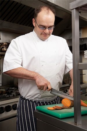 simsearch:400-06105151,k - Male Chef Preparing Vegetables In Restaurant Kitchen Foto de stock - Super Valor sin royalties y Suscripción, Código: 400-06105153