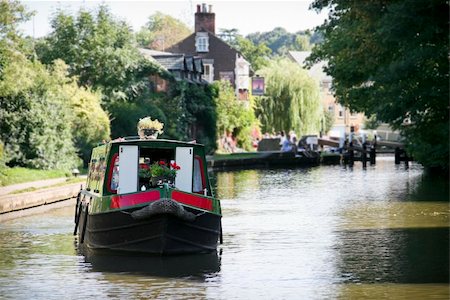 narrow boat barge passing through the locks in berkhamsted hertfordshire in summer Photographie de stock - Aubaine LD & Abonnement, Code: 400-06105580