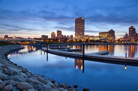 simsearch:400-06085102,k - Image of Milwaukee skyline at twilight with city reflection in lake Michigan and harbor pier. Photographie de stock - Aubaine LD & Abonnement, Code: 400-06105671