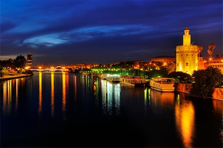 A view of the Guadalquivir River and the Torre del Oro, in Seville, Spain at night Photographie de stock - Aubaine LD & Abonnement, Code: 400-06105838