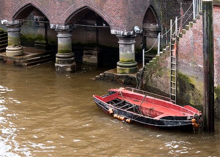 simsearch:400-05159849,k - Boat, river in the old city of Hamburg Stock Photo - Budget Royalty-Free & Subscription, Code: 400-06105954
