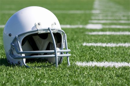 pigskin - American Football Helmet on the Field with room for copy Photographie de stock - Aubaine LD & Abonnement, Code: 400-06105970