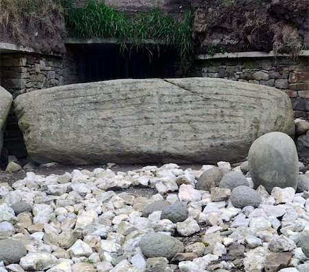 simsearch:400-05287744,k - Knowth is a Neolithic Passage Grave, 3300 â?? 2800 BC, Boyne Valley, Co. Meath, Ireland Photographie de stock - Aubaine LD & Abonnement, Code: 400-06105989