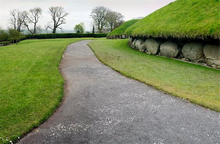 simsearch:400-05287744,k - Knowth is a Neolithic Passage Grave, 3300 â?? 2800 BC, Boyne Valley, Co. Meath, Ireland Photographie de stock - Aubaine LD & Abonnement, Code: 400-06105999