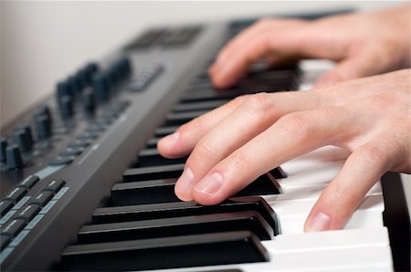 simsearch:400-05676575,k - closeup shot of male hands playing the piano in the studio Photographie de stock - Aubaine LD & Abonnement, Code: 400-06106101