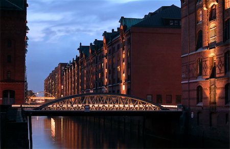 simsearch:400-05159849,k - Historic Speicherstadt (houses and bridges) at night in Hamburg Stock Photo - Budget Royalty-Free & Subscription, Code: 400-06106982