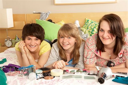 Group Of Teenage Girls In Untidy Bedroom Foto de stock - Super Valor sin royalties y Suscripción, Código: 400-06107388