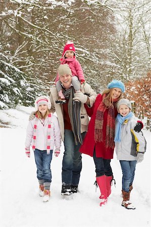simsearch:400-05686748,k - Family Walking Through Snowy Woodland Fotografie stock - Microstock e Abbonamento, Codice: 400-06107484