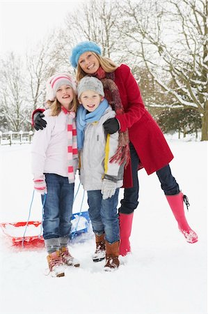 simsearch:400-05686748,k - Mother Pulling Sledge Through Snowy Landscape Fotografie stock - Microstock e Abbonamento, Codice: 400-06107494