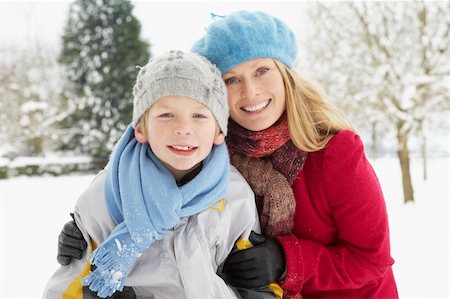 simsearch:400-05686748,k - Mother And Son Standing Outside In Snowy Landscape Fotografie stock - Microstock e Abbonamento, Codice: 400-06107504