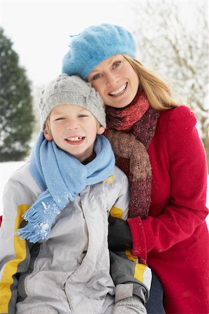 simsearch:400-05686748,k - Mother And Son Standing Outside In Snowy Landscape Fotografie stock - Microstock e Abbonamento, Codice: 400-06107505