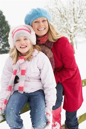 simsearch:400-05686748,k - Mother And Daughter Standing Outside In Snowy Landscape Fotografie stock - Microstock e Abbonamento, Codice: 400-06107508