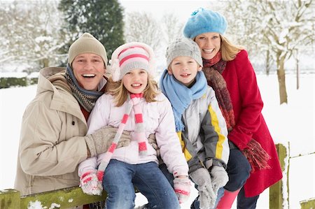 simsearch:400-05686748,k - Family Sitting In Snowy Landscape Fotografie stock - Microstock e Abbonamento, Codice: 400-06107509