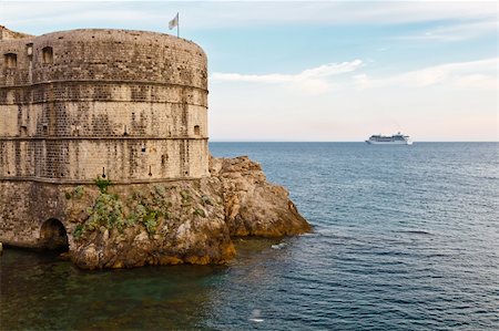 simsearch:400-04998838,k - Cruise Ship Approaching City Walls of Dubrovnik, Croatia Foto de stock - Super Valor sin royalties y Suscripción, Código: 400-06107522