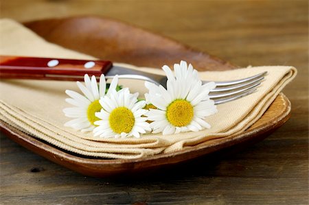 elegant dining service - wooden plate and daisy on wooden background Stock Photo - Budget Royalty-Free & Subscription, Code: 400-06107678