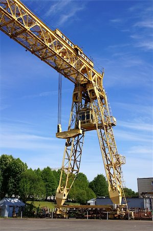 simsearch:400-04392741,k - The industrial crane on a background of the blue sky Foto de stock - Super Valor sin royalties y Suscripción, Código: 400-06107744