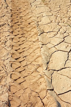 Car wheels traces on dried clay soil Photographie de stock - Aubaine LD & Abonnement, Code: 400-06107939