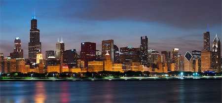 simsearch:400-04461066,k - Image of the Chicago skyline at twilight with reflection of the city lights in Lake Michigan. Photographie de stock - Aubaine LD & Abonnement, Code: 400-06108554