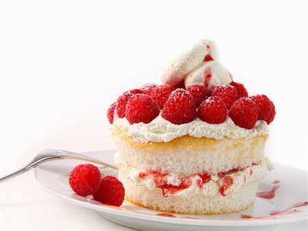 Raspberry and whip cream cupcakes on white background Photographie de stock - Aubaine LD & Abonnement, Code: 400-06109009