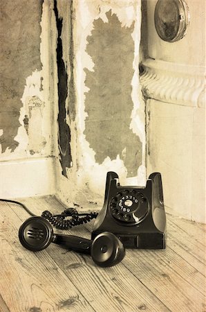 simsearch:400-07516047,k - Old black bakelite phone on the floor in a grungy house with the receiver off. Stockbilder - Microstock & Abonnement, Bildnummer: 400-06109033
