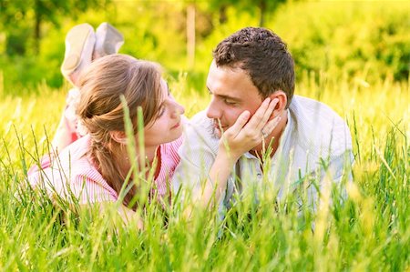 Close-up of a young couple in love on grass Foto de stock - Super Valor sin royalties y Suscripción, Código: 400-06109438